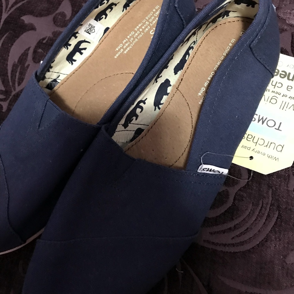 NWT navy blue TOMS size 9